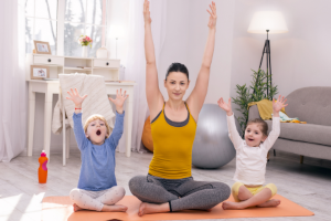 Eltern-Kind-Yoga im ZiM Poing - Mutter mit Kindern beim Yoga