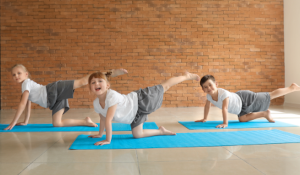 Kinderyoga im ZiM Poing - Foto Kinder beim Yoga