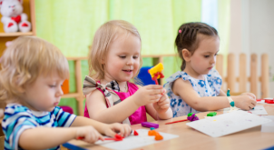 Kreativwerkstatt im ZiM Poing - Foto Kinder beim Basteln