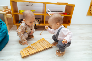 Kinder spielen Xylophon im Musikgarten im ZiM Poing