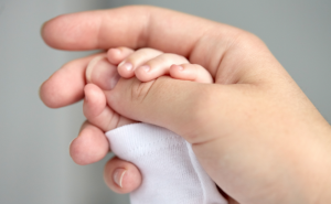Offene Familiensprechstunde im ZiM Poing - Foto Mutter hält Kinderhand